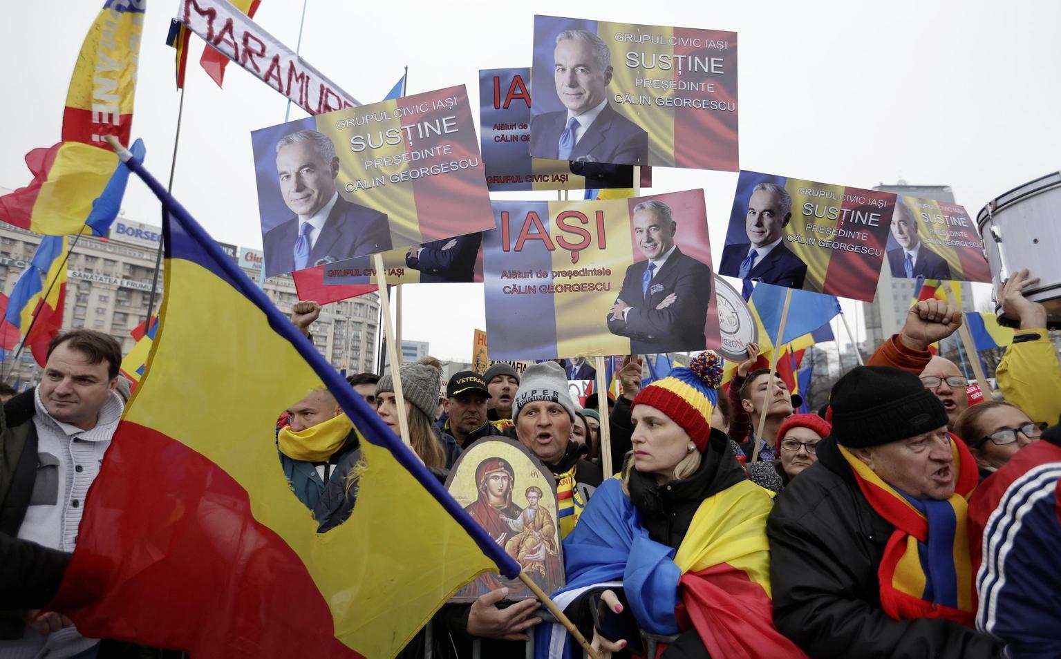 Manifestazione a Bucarest: migliaia in piazza per sostenere Calin Georgescu