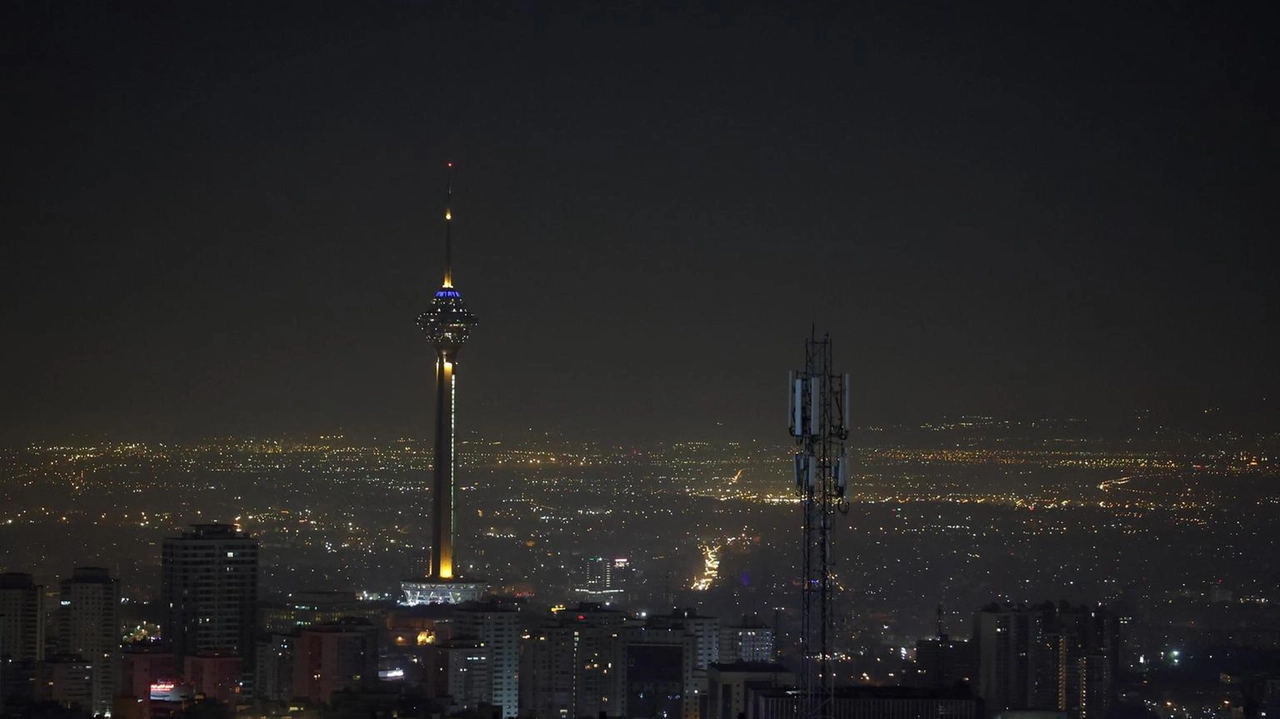 Colpite diverse basi militari a Teheran e in altre città