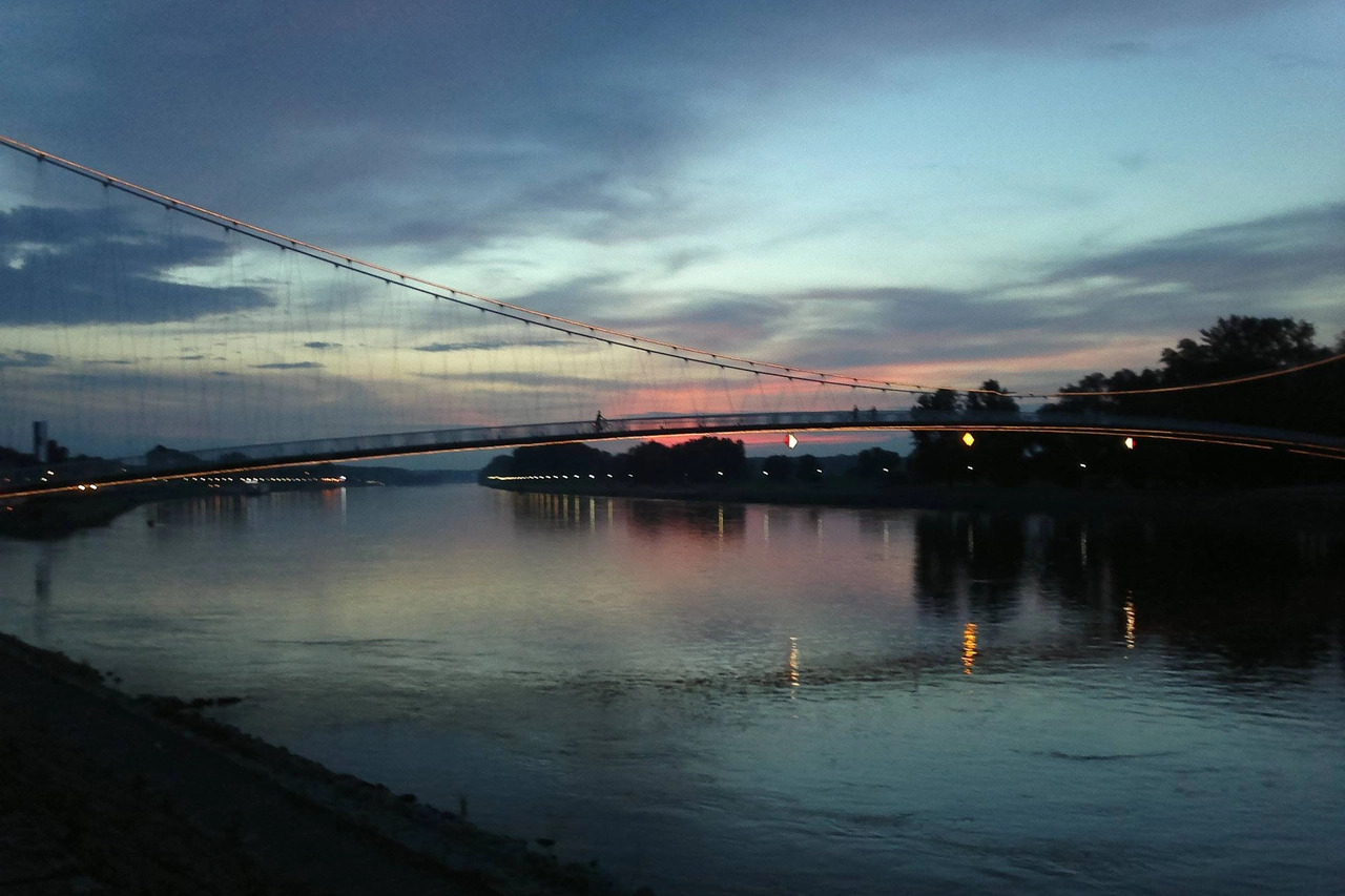 Il ponte pedonale di Osijek sulla Drava al tramonto