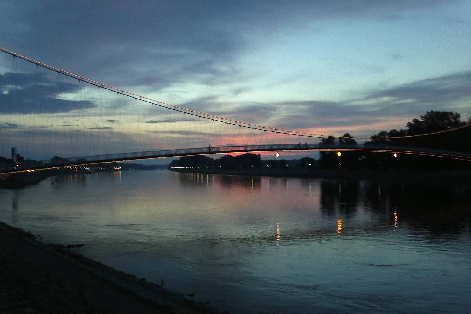 Il ponte pedonale di Osijek sulla Drava al tramonto