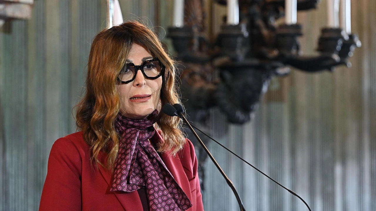 La ministra Santanchè rinviata a giudizio a Milano per false comunicazioni sociali. Il processo inizierà il 20 marzo.