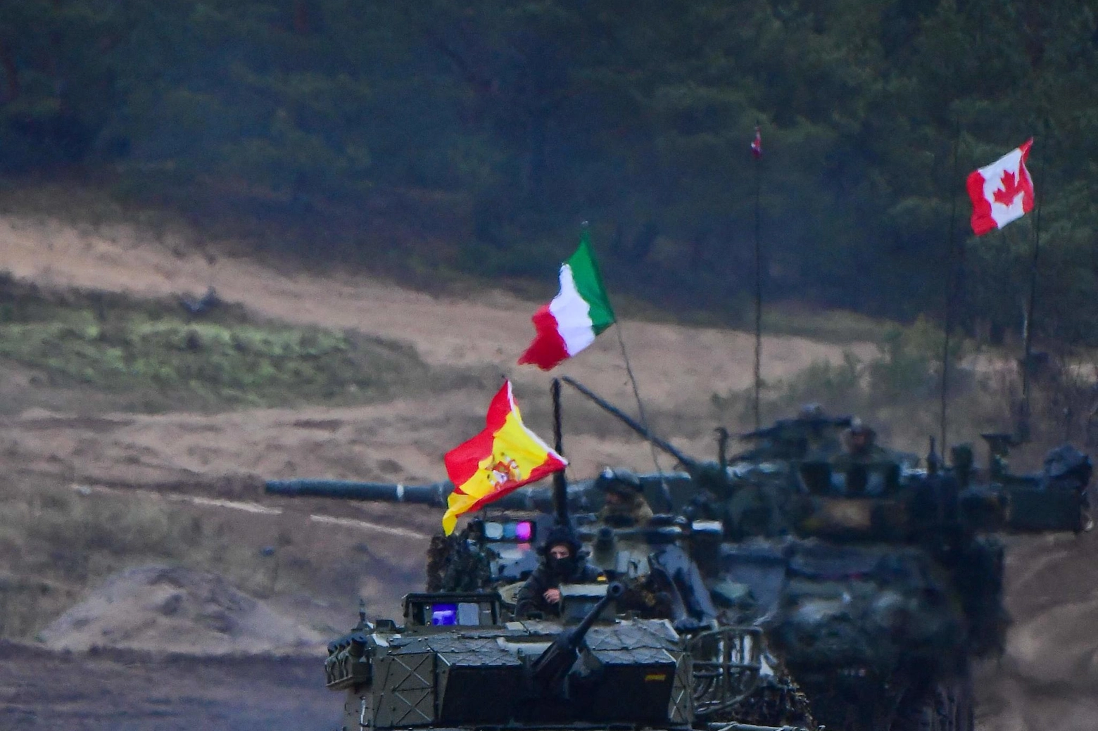 Tank spagnoli, italiani e canadesi impegnati in un’esercitazione della Nato in Lettonia