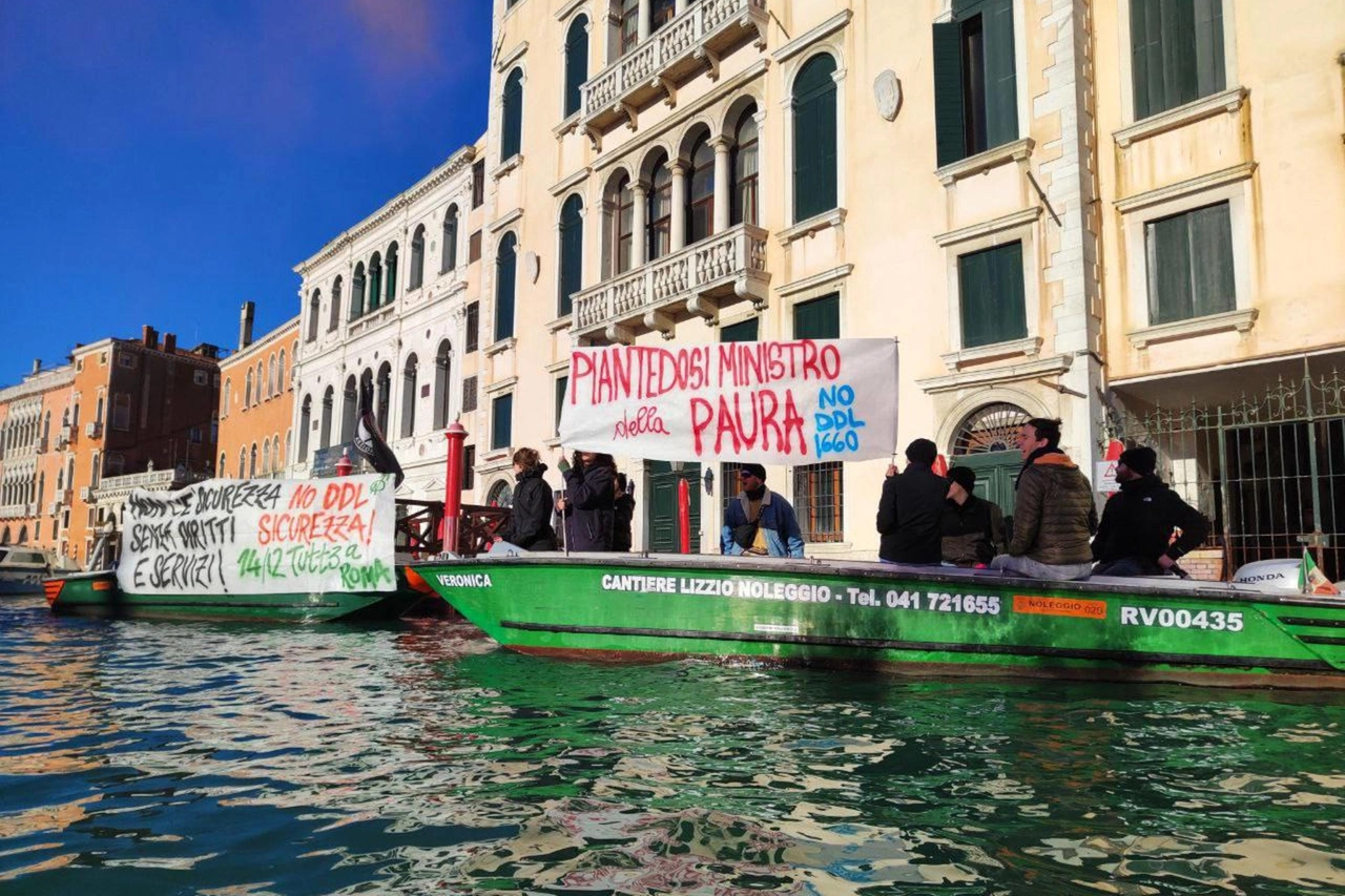 Piantedosi a Venezia, protesta in barca dei centri sociali