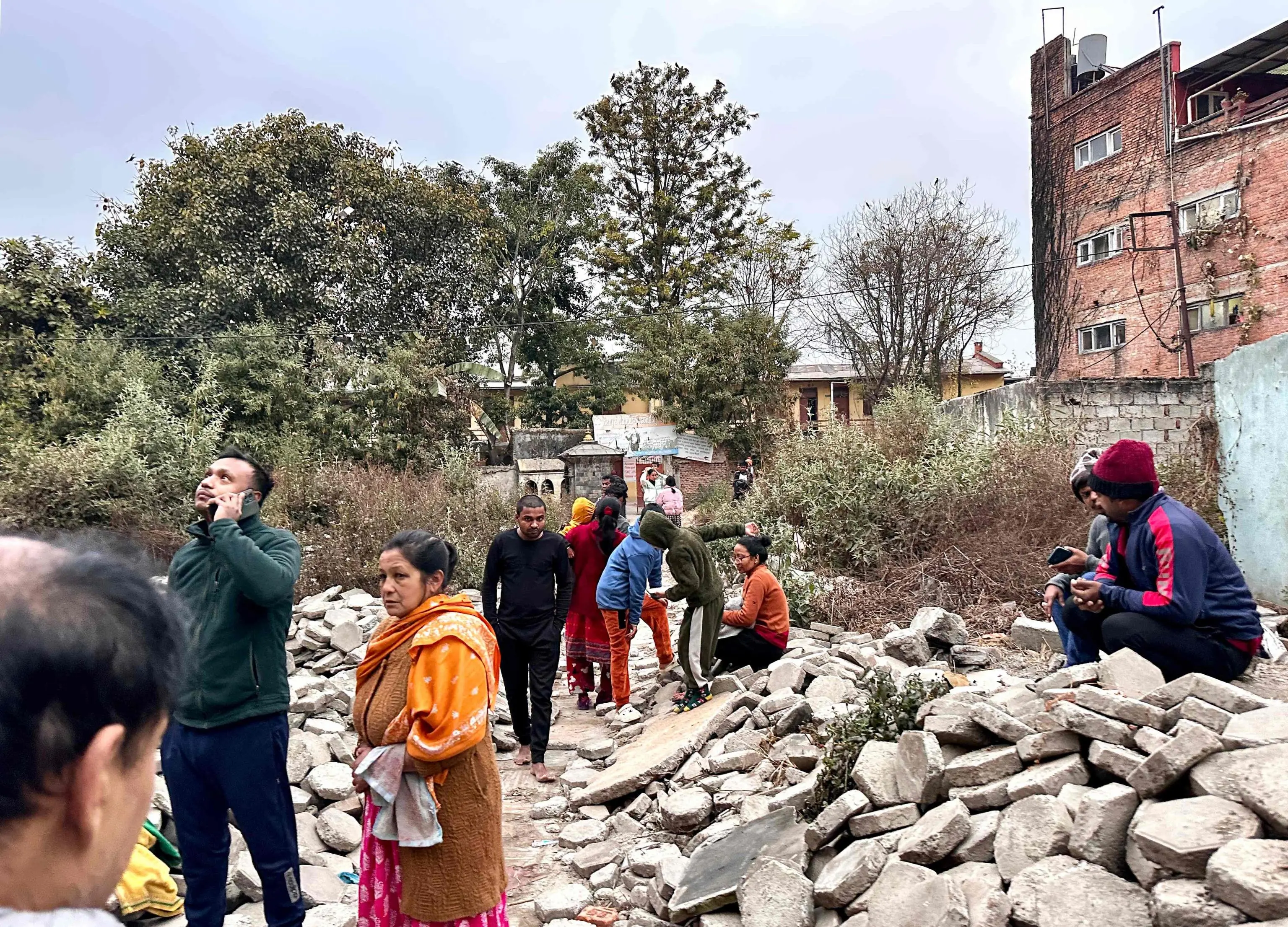 Terremoto in Tibet e Nepal: almeno 126 morti, sfollati al gelo. Colpita la zona dell’Everest