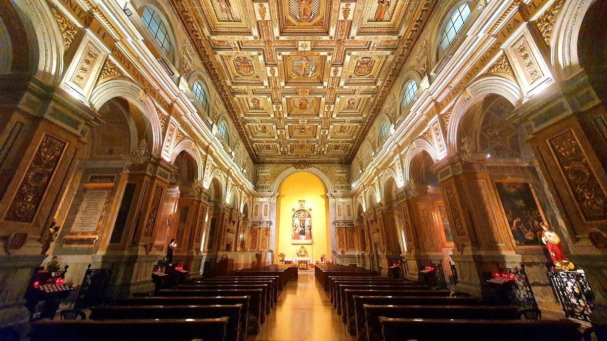 L'interno della basilica di San Nicola, con il pregiato soffitto a cassettoni