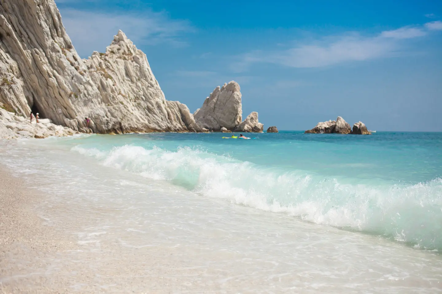 Marche, un mare a due facce: le 10 spiagge migliori tra natura e comfort