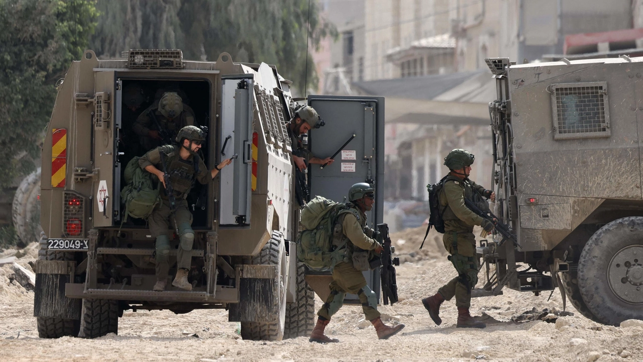 L'operazione dei soldati israeliani a Tulkarem (foto Ansa)