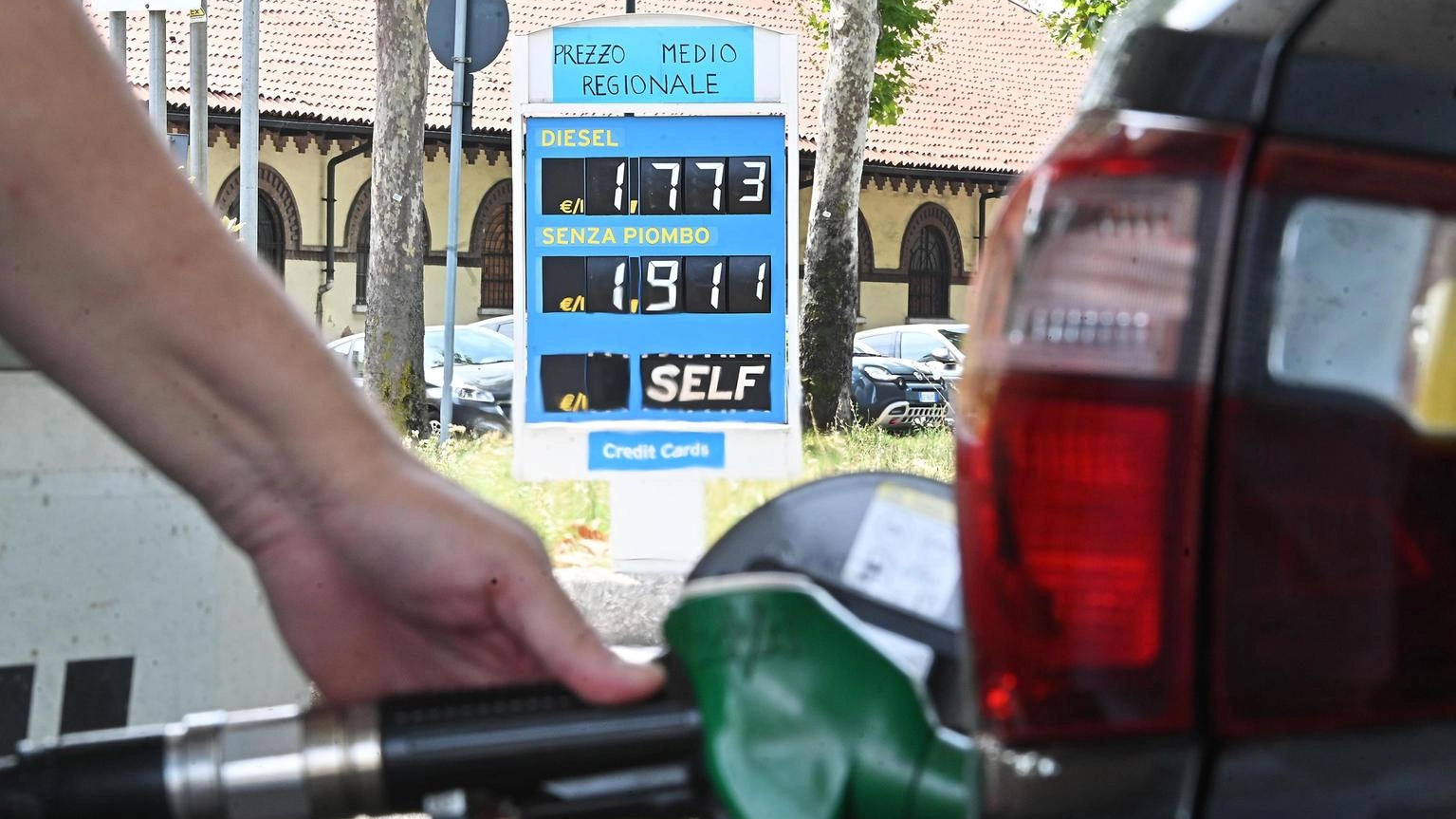 Qe, prezzi di benzina e diesel in calo