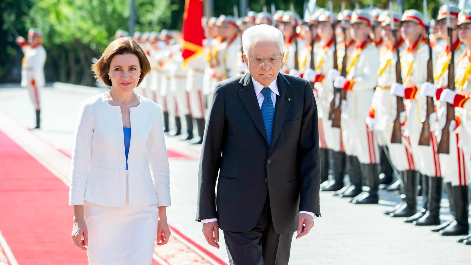 Il Presidente della Repubblica Sergio Mattarella con la presidente moldava Maia Sandu (Ansa)