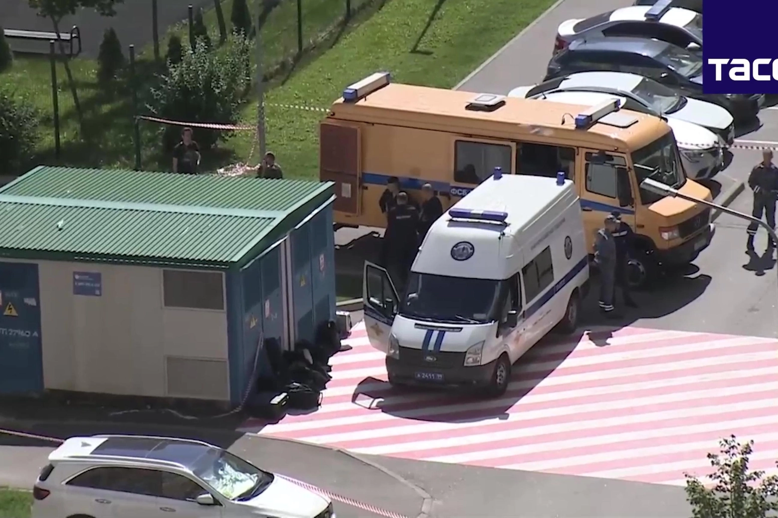 Un fermo immagine tratto da un video mostra l'automobile all'interno della quale è esploso un ordigno ferendo due persone, a nord di Mosca