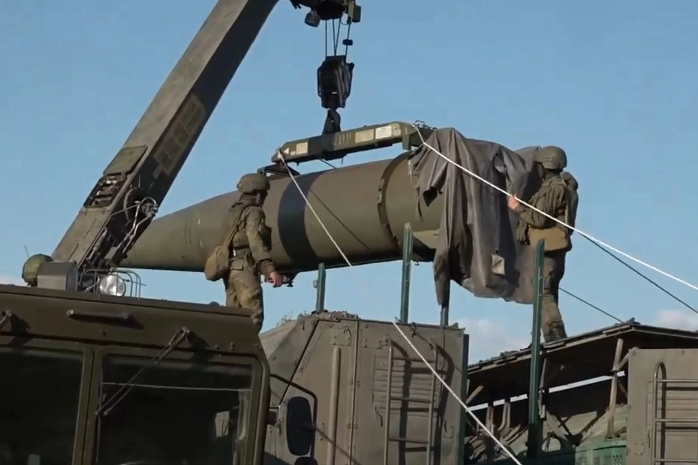 Soldati russi preparano un sistema missilistico Iskander durante le esercitazioni