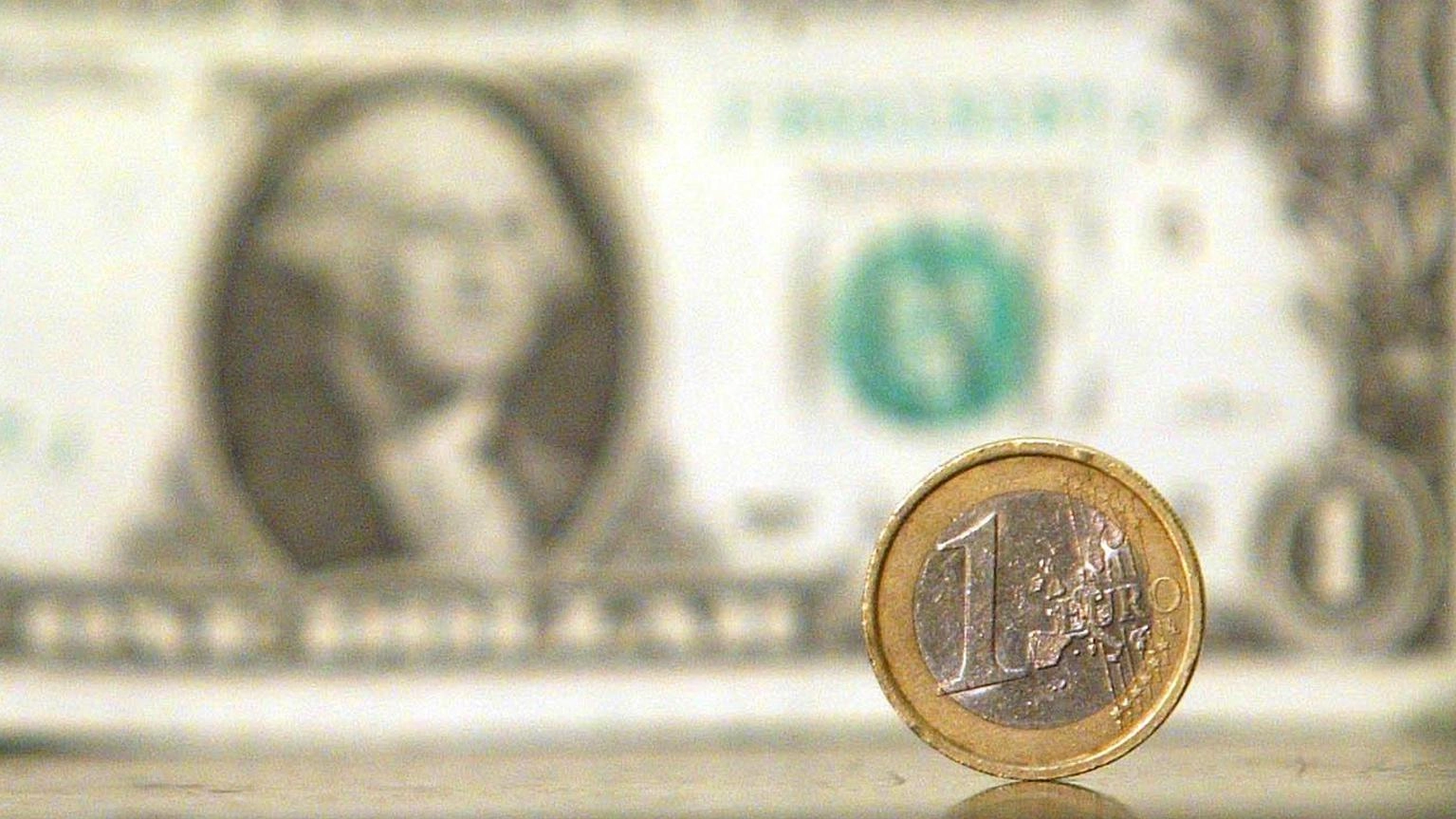 Euro in lieve aumento, scambiato a 1,1043 dollari