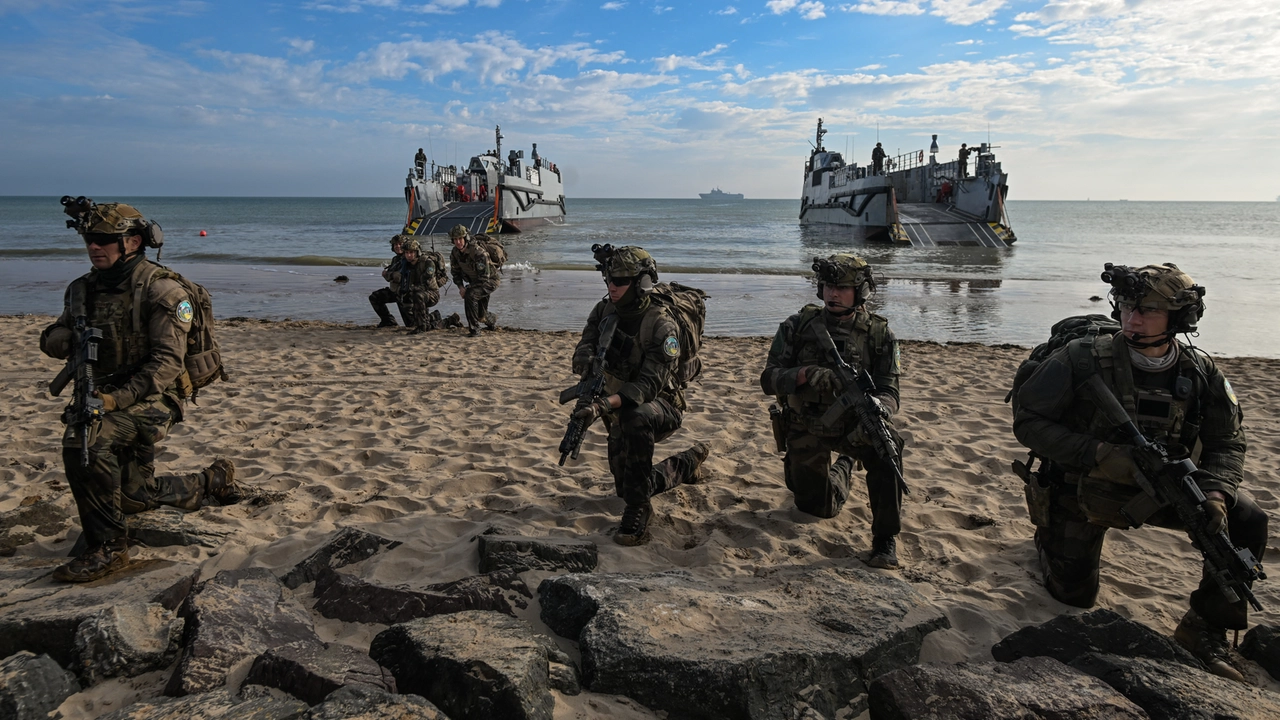 Truppe Nato nell'anniversario del D-Day (foto Ansa)