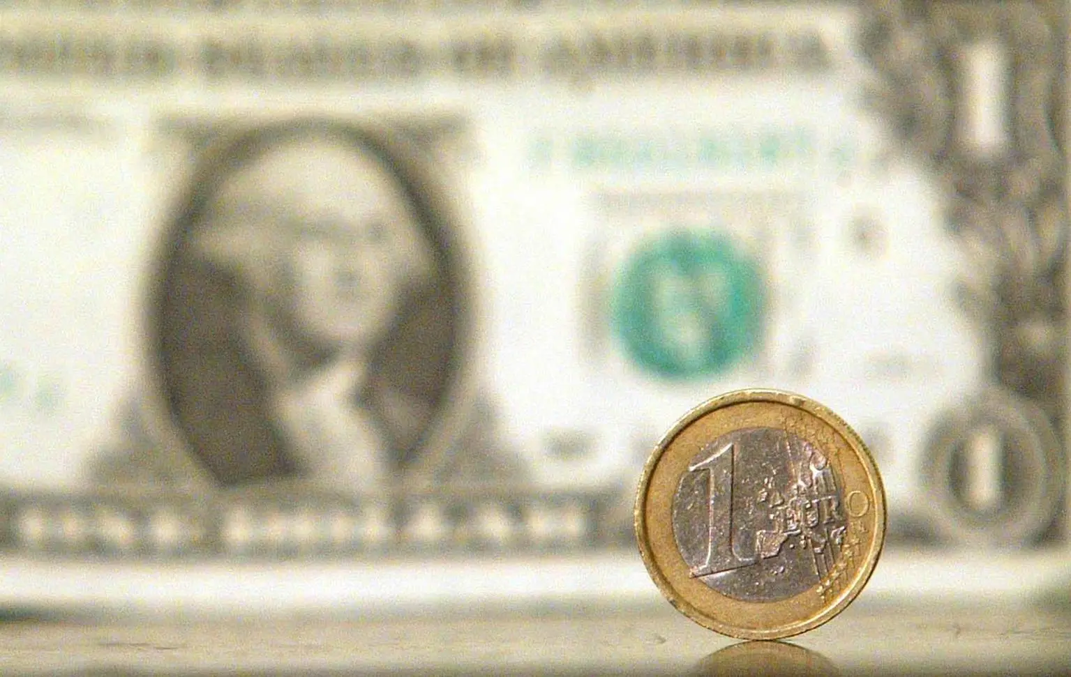 L'euro è in calo sul dollaro, la sterlina soffre ancora