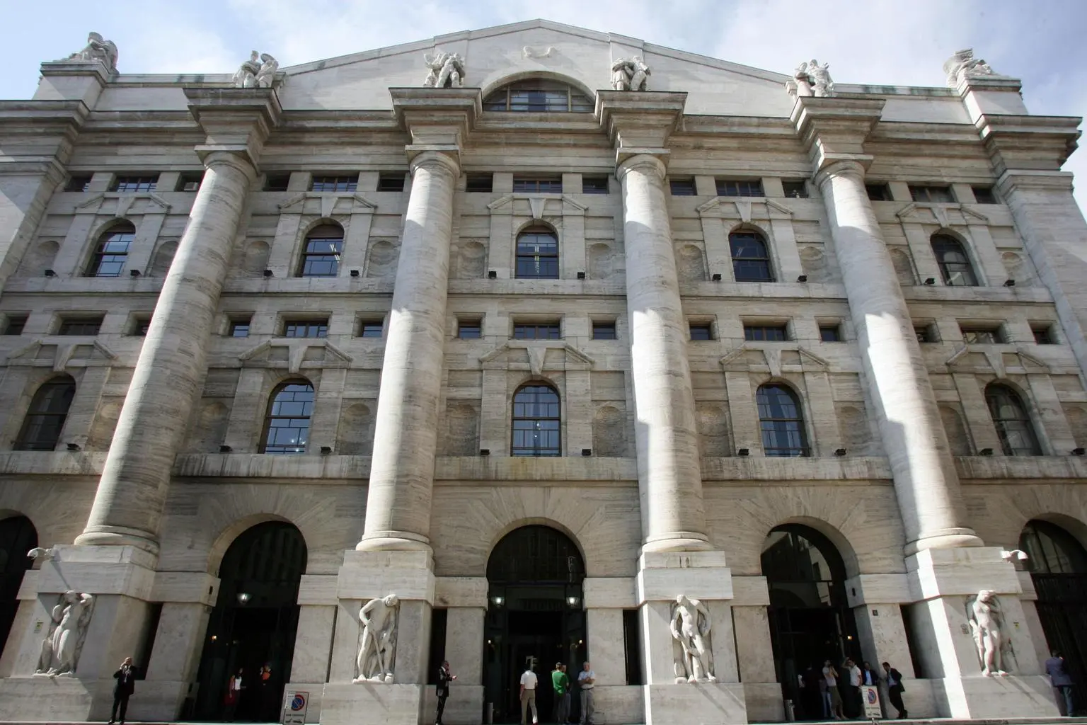 Borsa: Milano bene con Madrid, attesa per scelte banche centrali