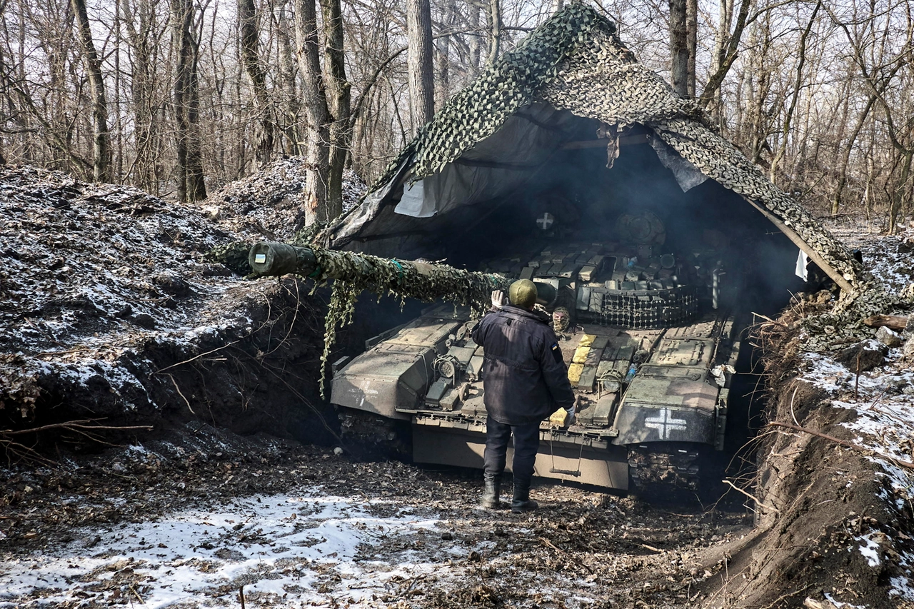 Un tank ucraino schierato nel quadrante di guerra vicino a Kharkiv