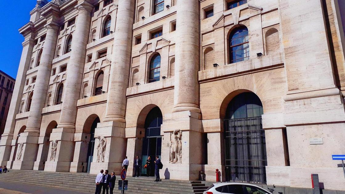 Borsa: Milano tiene (+0,3%), sprint di Eni e Cucinelli, giù Stm