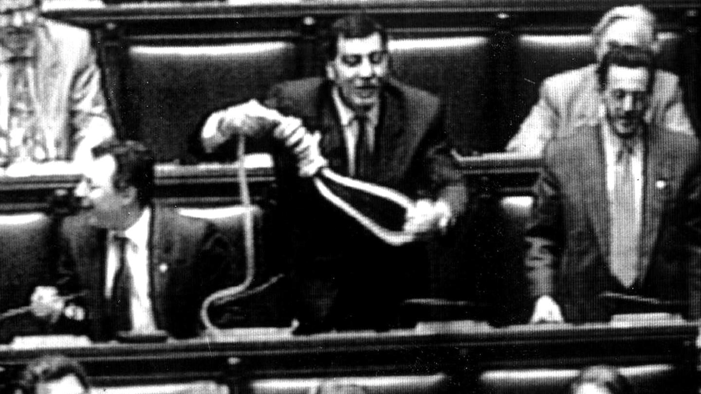 Il deputato della Lega Nord Luca Leoni Orsenigo mostra un cappio di corda nell'aula di Montecitorio, Roma, il 16 marzo 1993 (Ansa)
