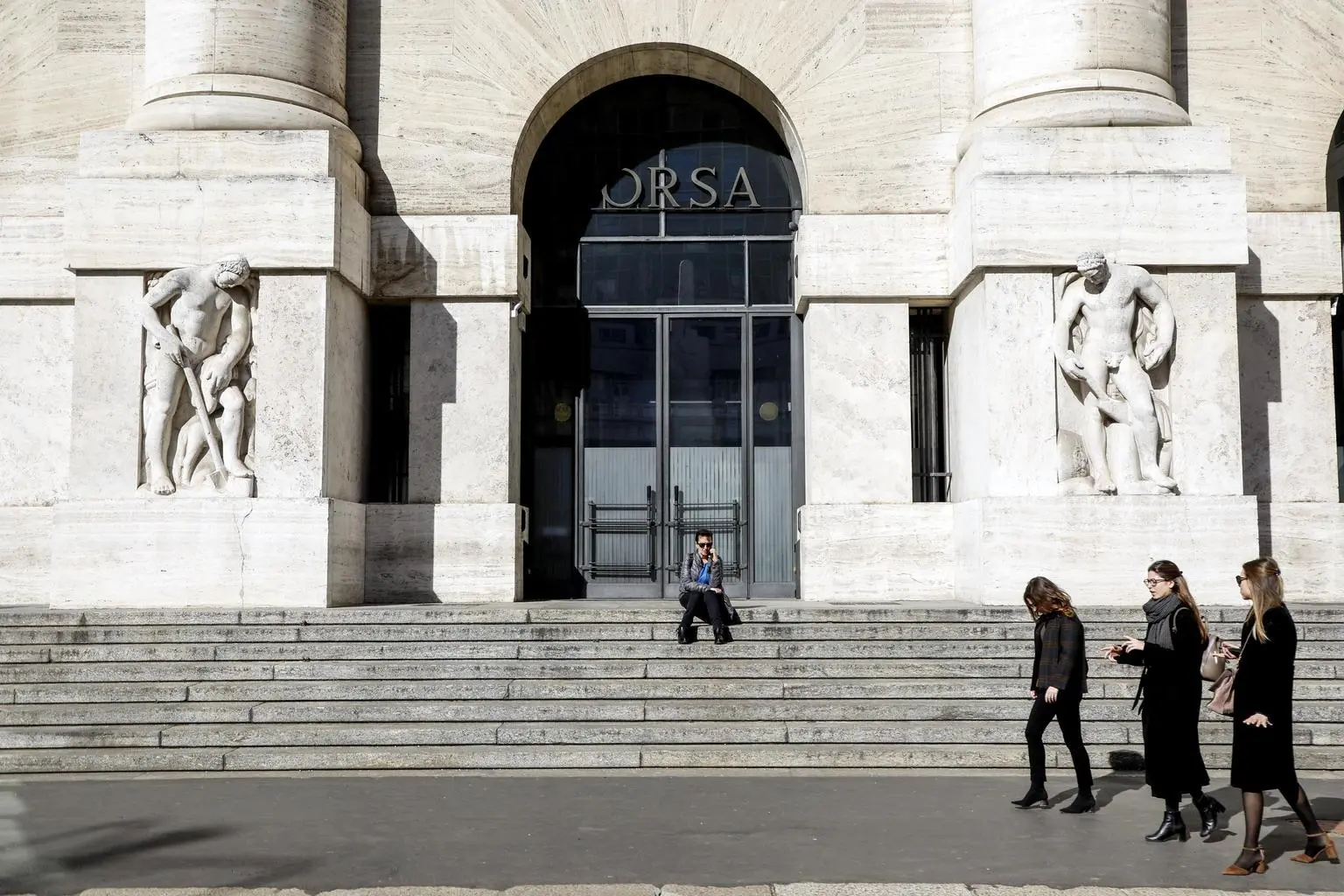 Borsa: Milano apre in calo con i dazi di Trump (-0,92%)