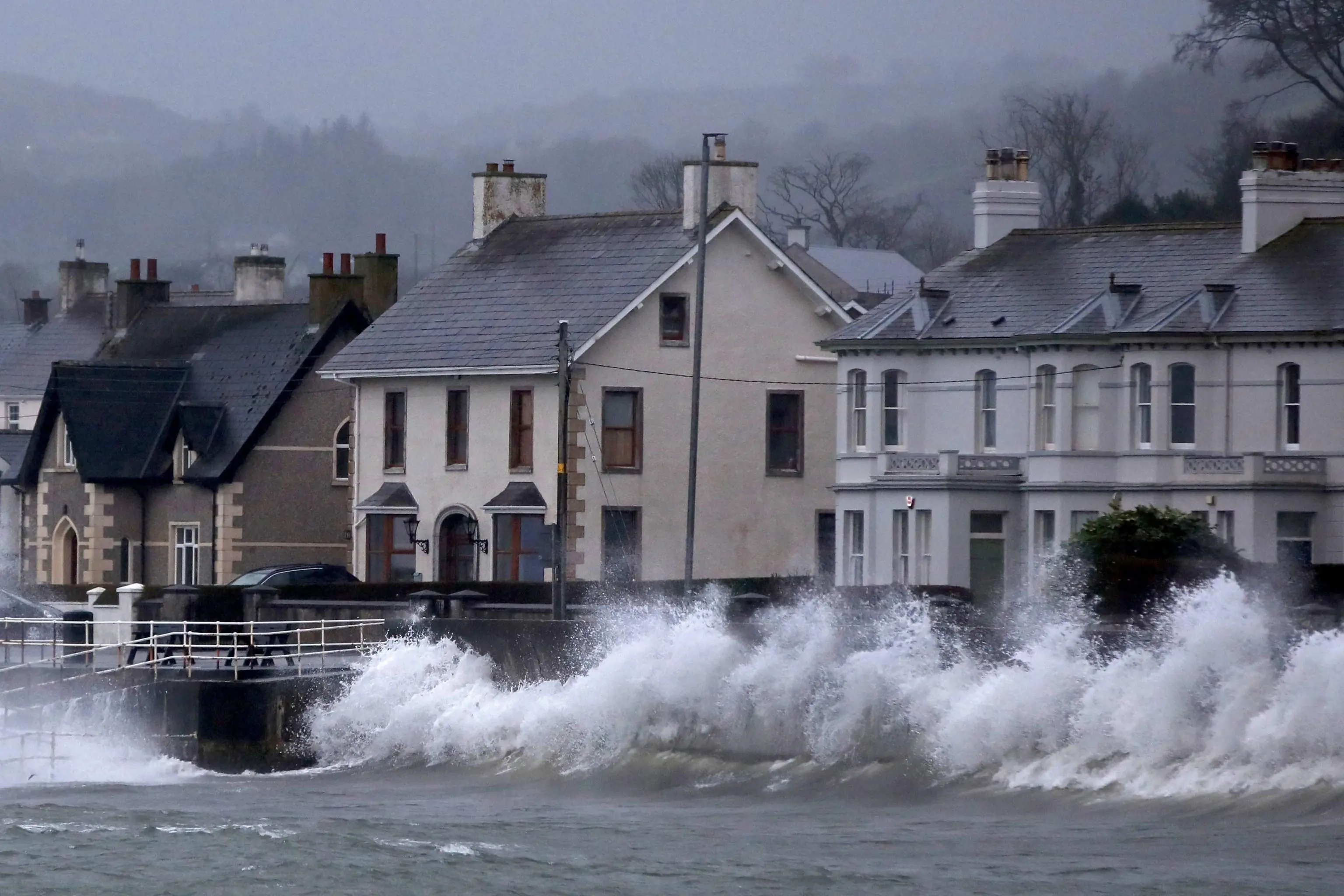 La tempesta Eowyn travolge Irlanda e Regno Unito: venti a 200 km/h e 750mila persone al buio