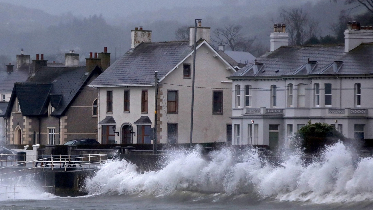 Il mare in tempesta a Carnlough (foto Afp)