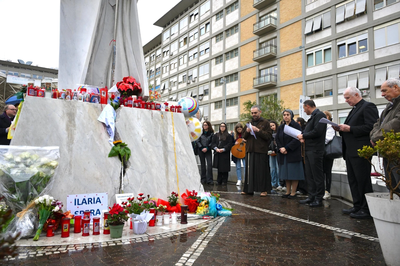 Alcuni fedeli recitano il rosario per papa Francesco ricoverato al Policlinico Gemelli, Roma, 24 febbraio 2025. (Ansa)