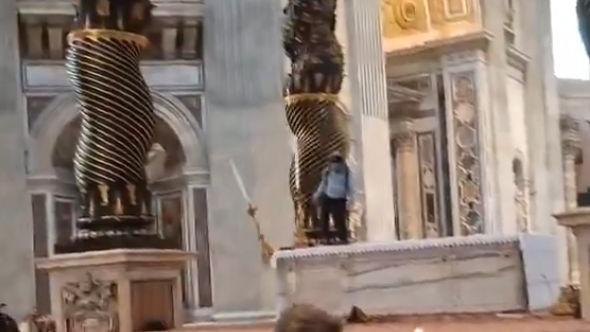 Vaticano, sale sull’altare e lancia i candelabri del 1800 a terra: fermato dalla gendarmeria