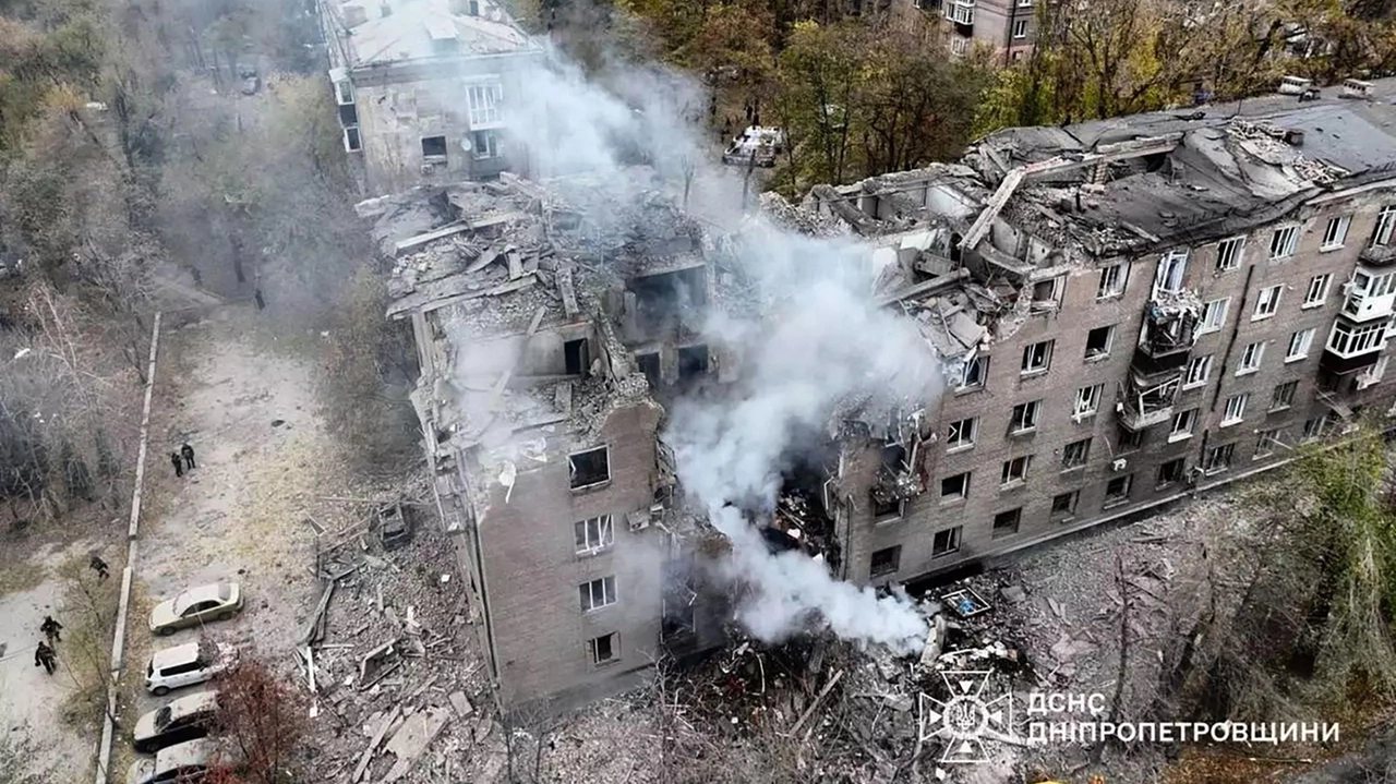 I danni dei bombardamenti russi in ucraina in un'immagine dello State Emergency Service (Afp)