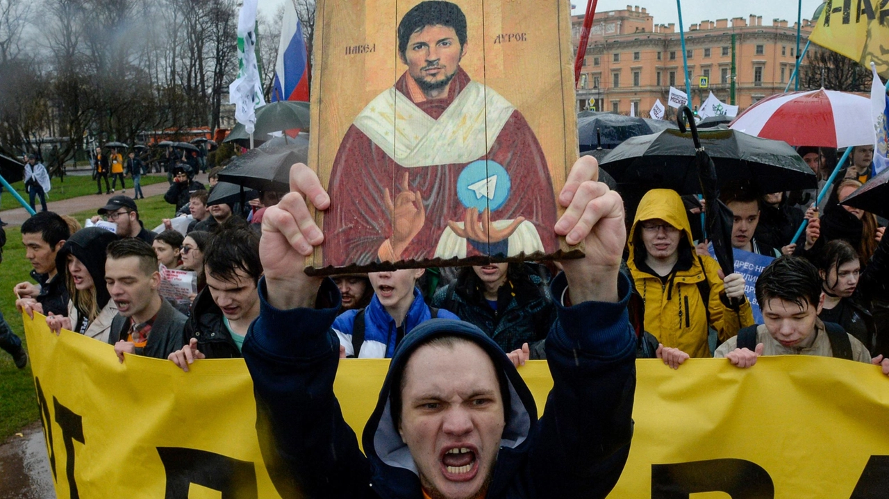 Le proteste nel 2018 contro il blocco di Telegram in Russia (foto Ansa)