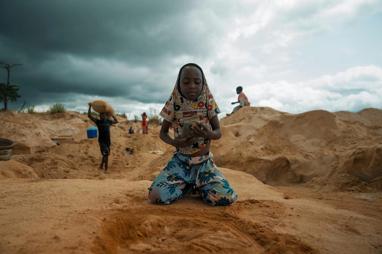 Un bambino a caccia di schegge di diamanti in Sierra Leone