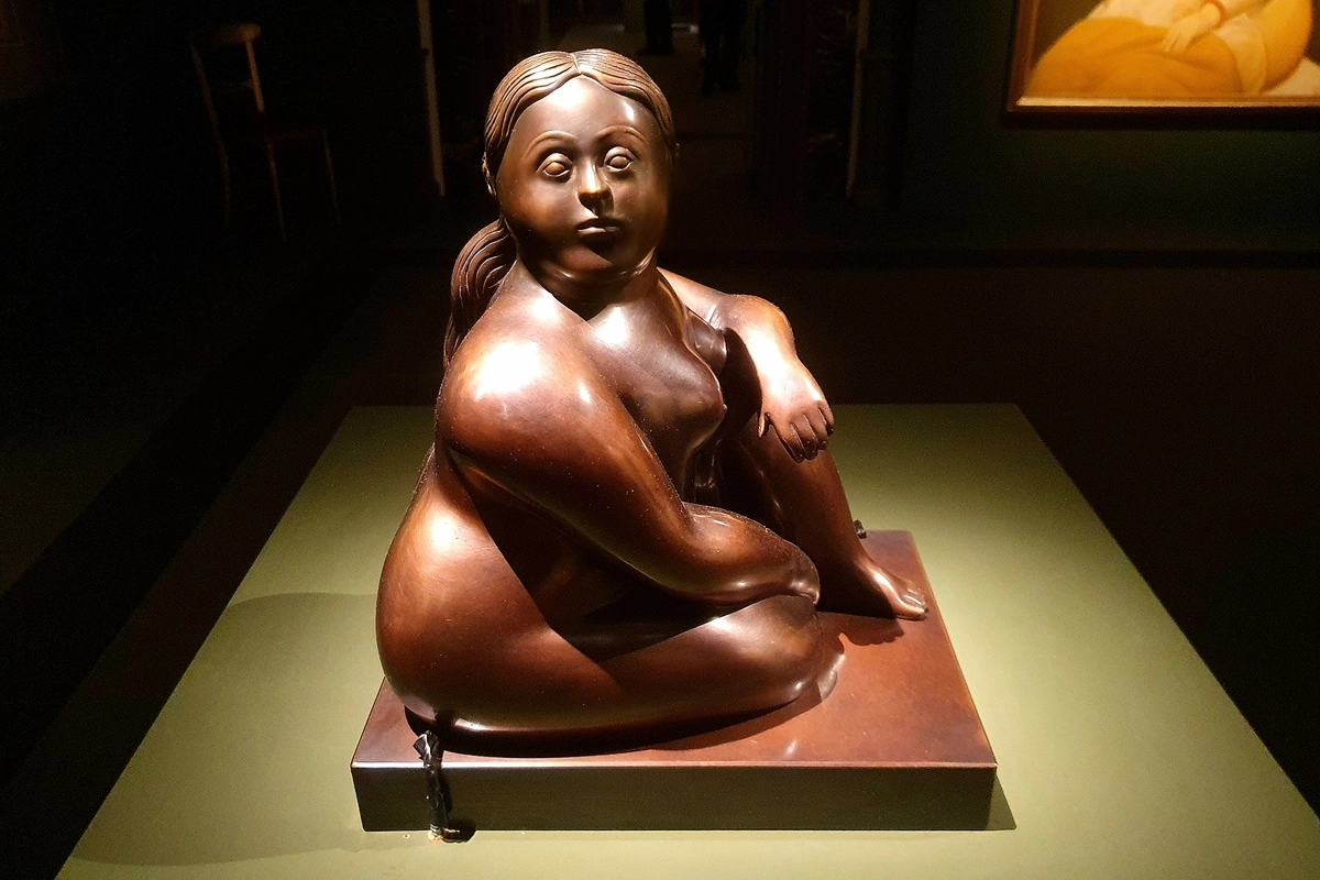 Una delle donne in bronzo di Botero