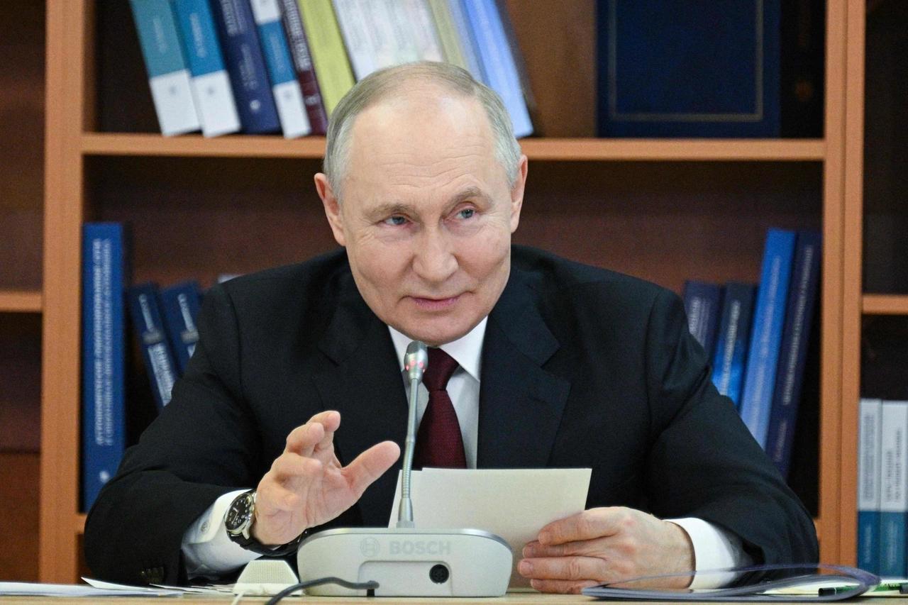 Il presidente russo Vladimir Putin durante la visita alla Moscow State University (Ansa)