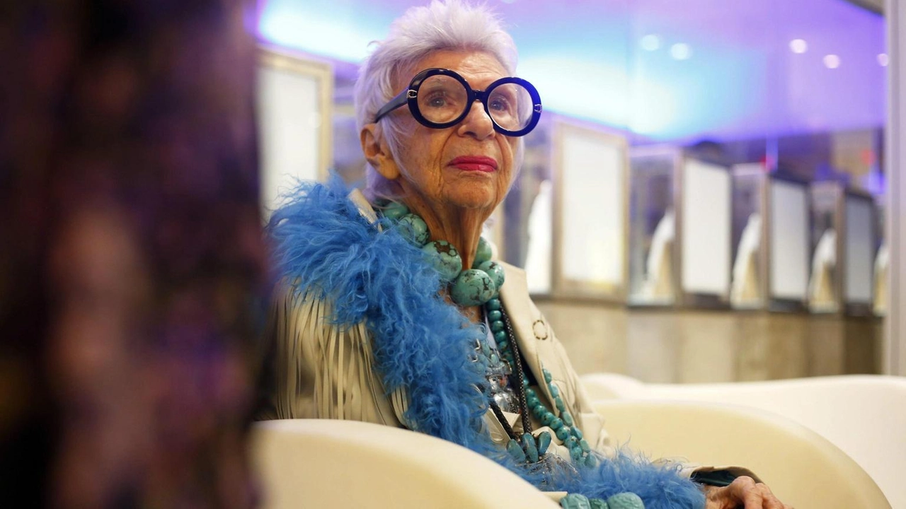 Christie's ha incassato quasi un milione di dollari dall'asta di Iris Apfel, vendendo oltre 220 capi e accessori.