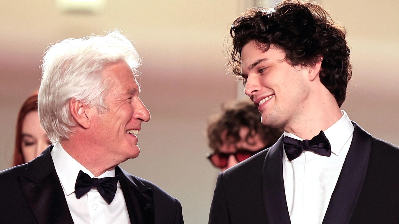 Richard Gere con il figlio Homer sul red carpet del Festival di Cannes (Ansa)