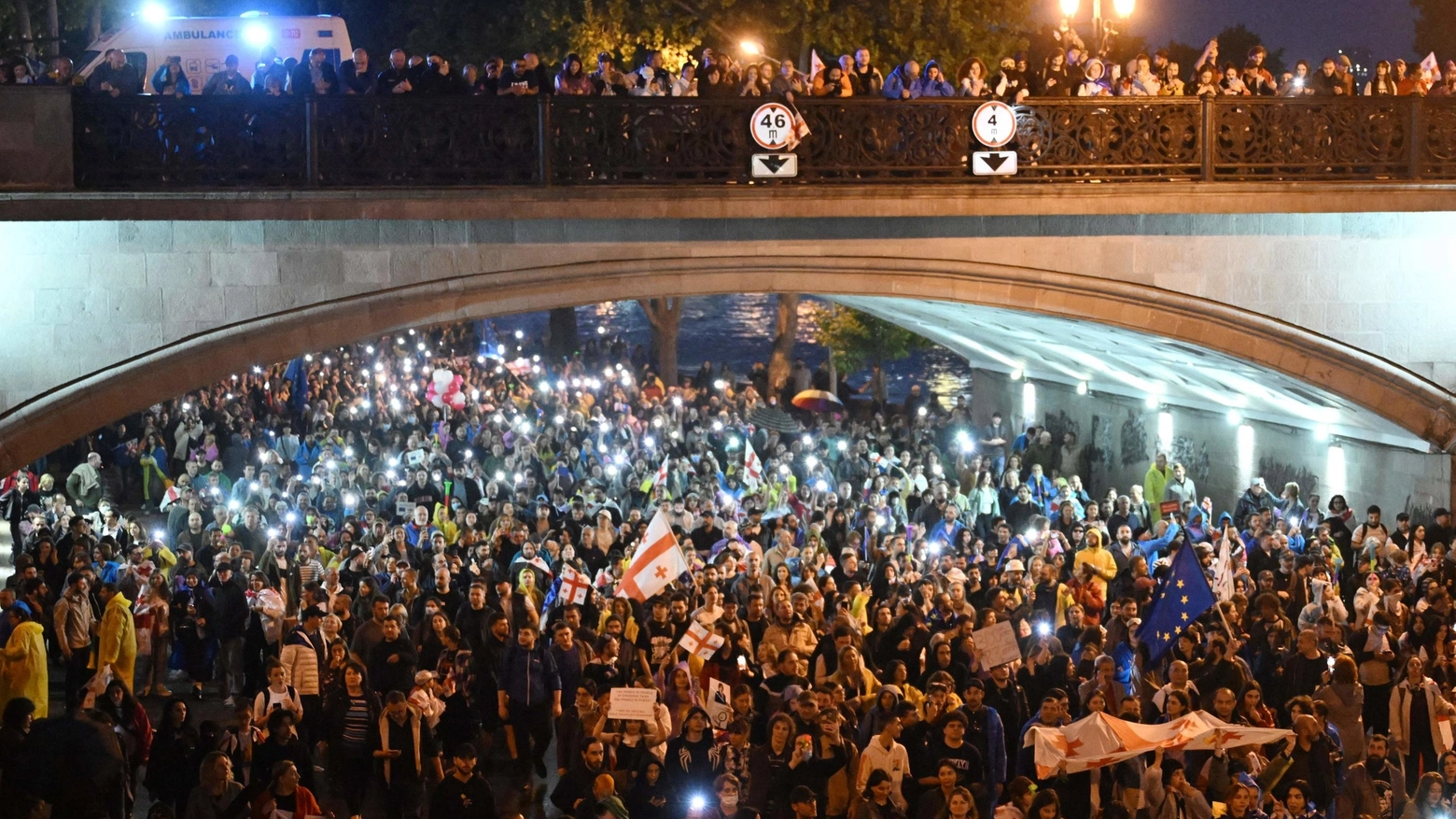 Le proteste in Georgia nella notte dell'11 maggio scorso (foto Ansa)