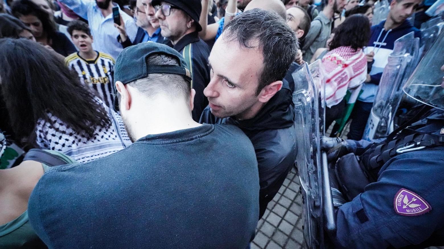 Zerocalcare si unisce ai manifestanti pro Palestina davanti al Salone del libro di Torino (Ansa)