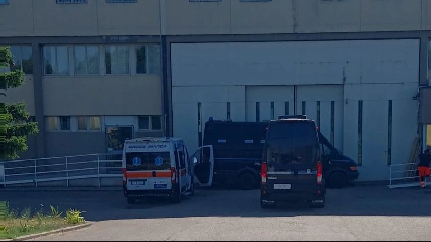 Ambulanza e forze dell'ordine fuori dal carcere di Viterbo (foto X @FnsCisllazio)