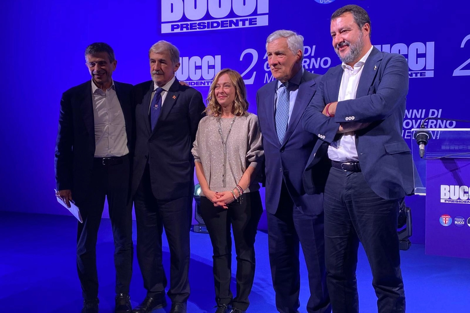 Il comizio di chiusura del centrodestra a Genova. Sotto, quello del centrosinistra