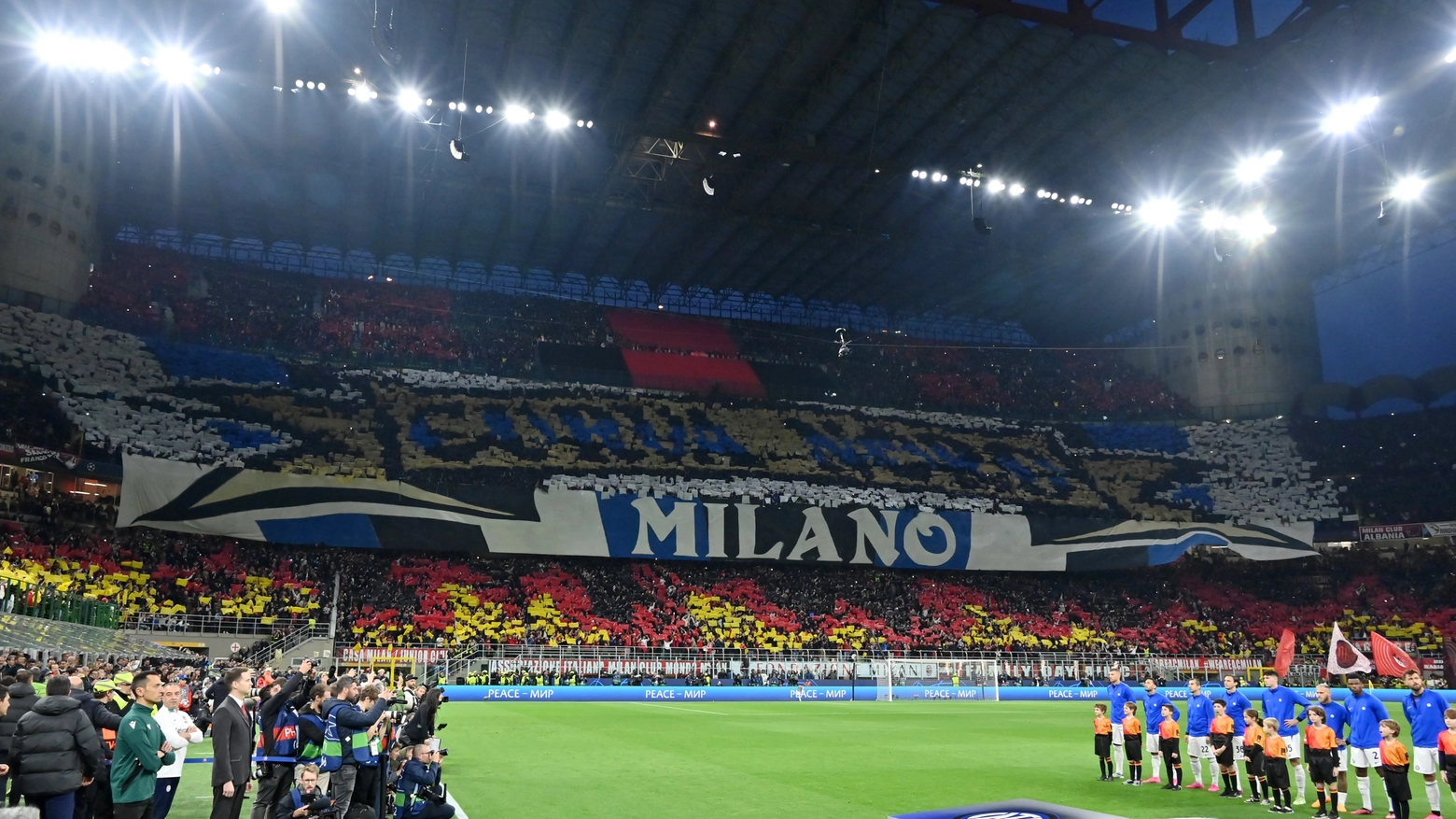 La Curva Nord: questa sera 200 ultras nerazzurri si sono ritrovati al Baretto appena fuori da San Siro