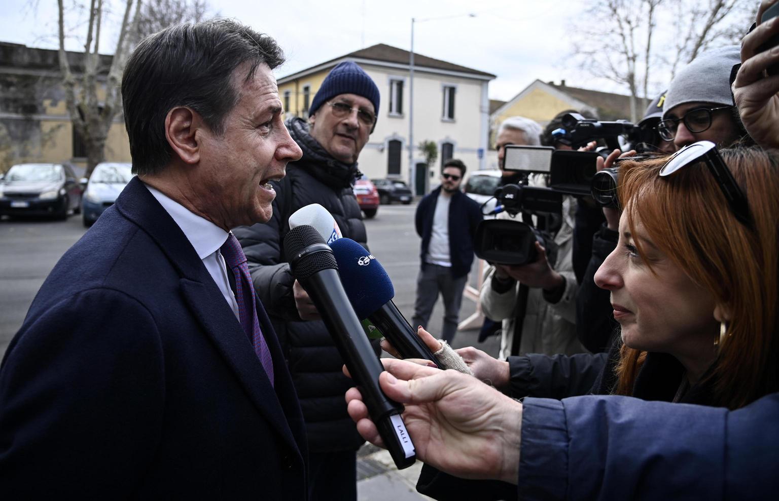 Giuseppe Conte critica il Governo Meloni: allarme rosso per l'industria italiana