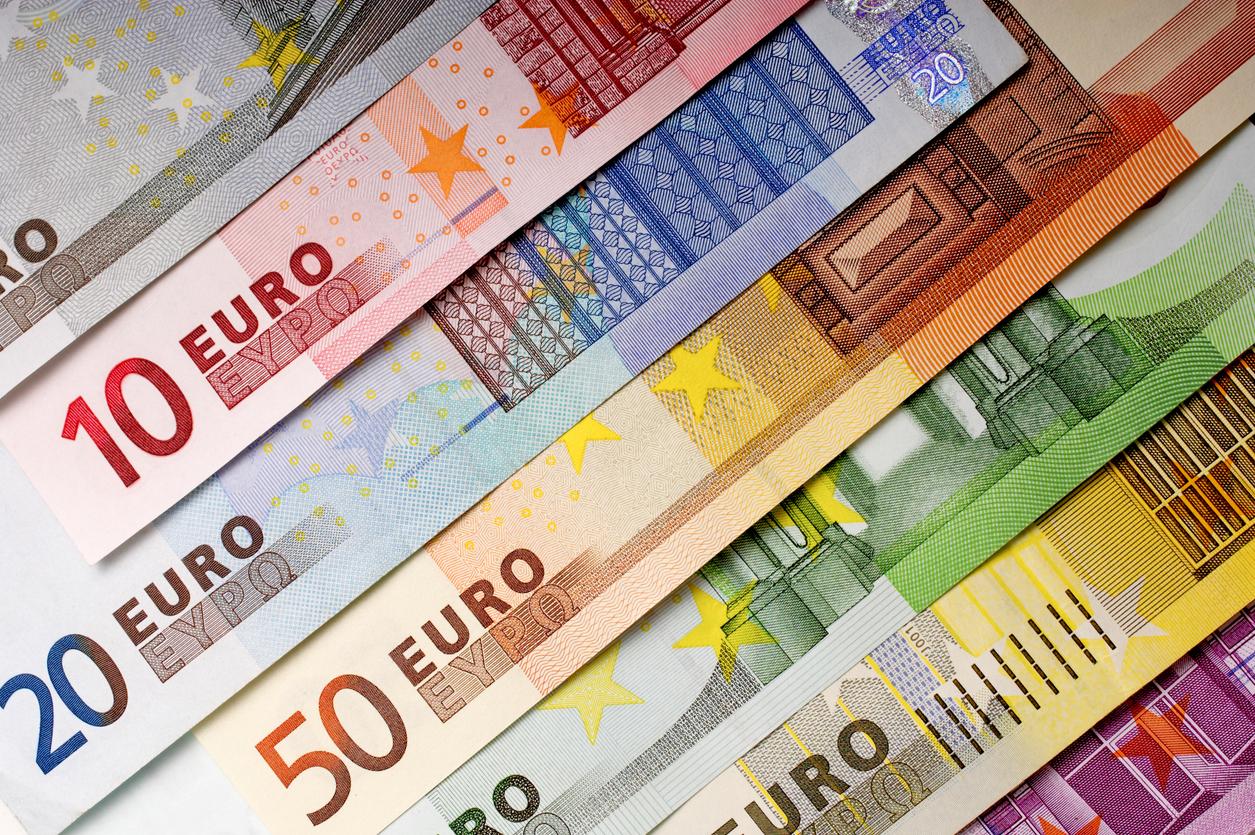 Breve vita delle banconote, curiosità storiche sul denaro: dal primo banchiere al bancomat