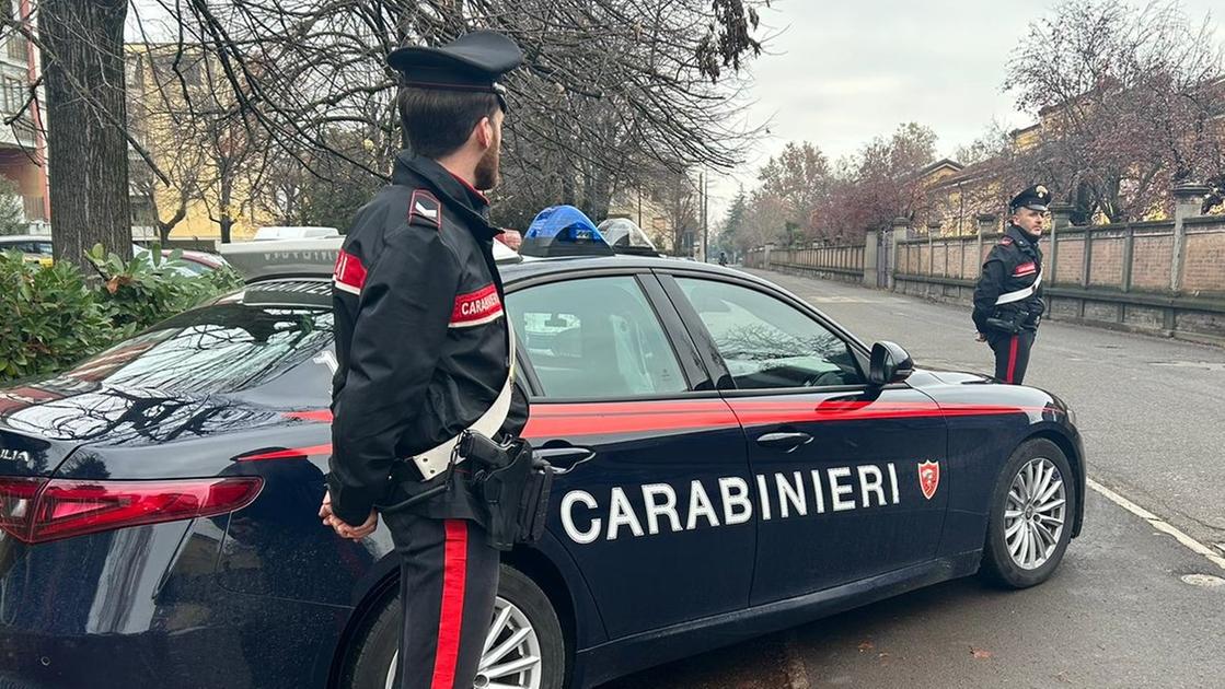 Picchiano e sequestrano la figlia perché fidanzata con una donna: genitori arrestati a Napoli