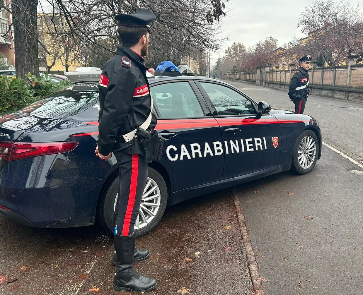 Picchiano e sequestrano la figlia perché fidanzata con una donna: genitori arrestati a Napoli