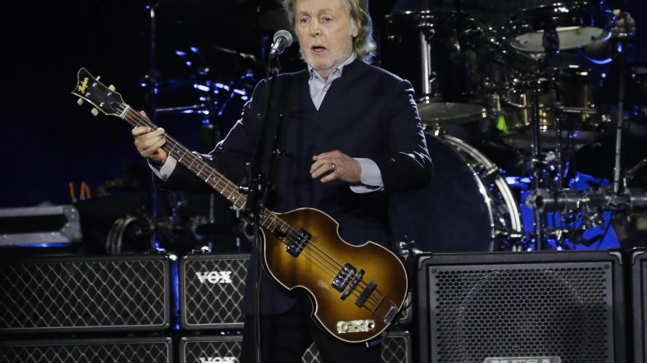 Paul McCartney critica l'uso dell'IA nella musica e chiede protezione per i diritti d'autore contro il governo britannico.