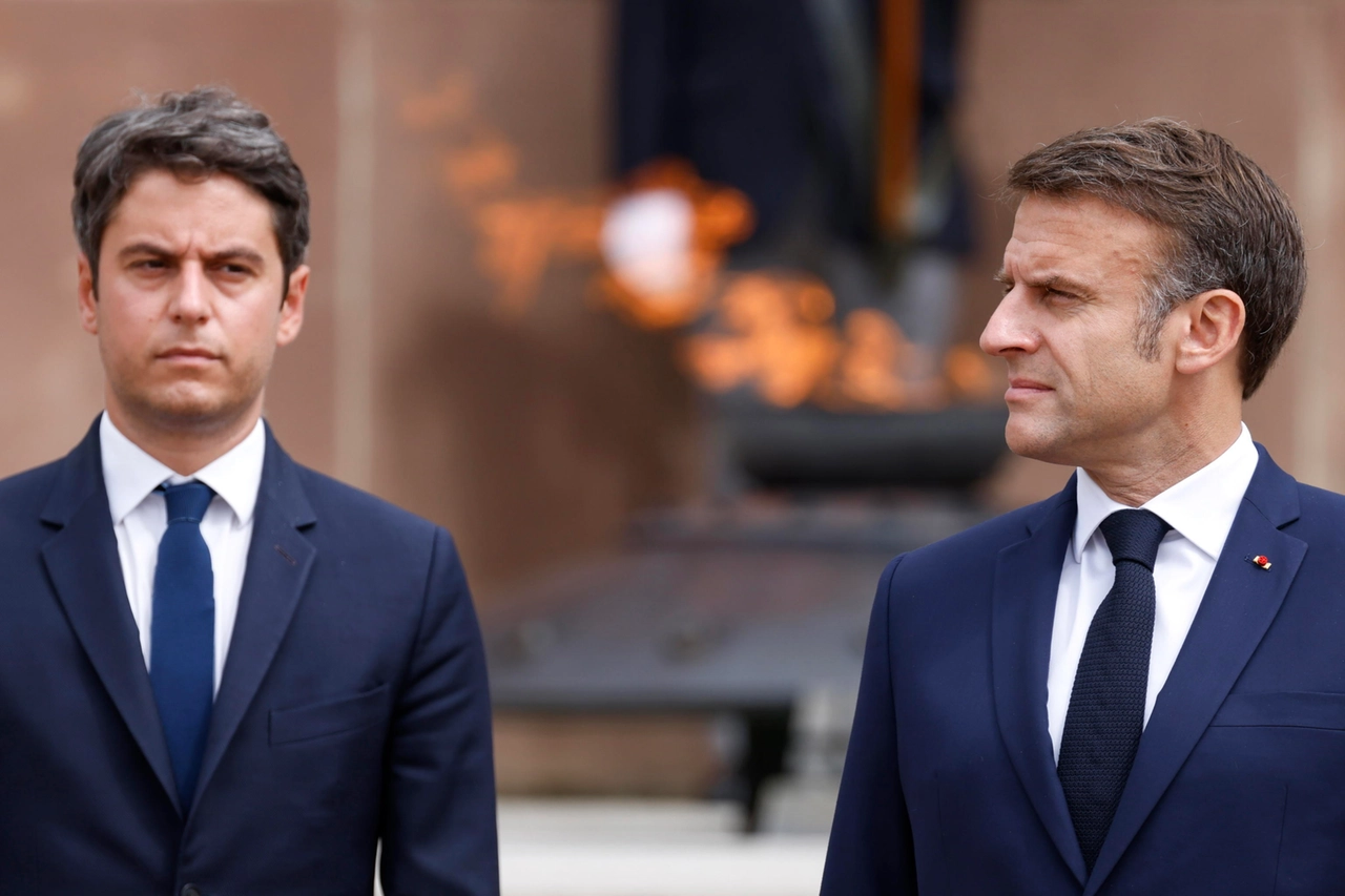 Macron (a dx) e Attal (Ansa)