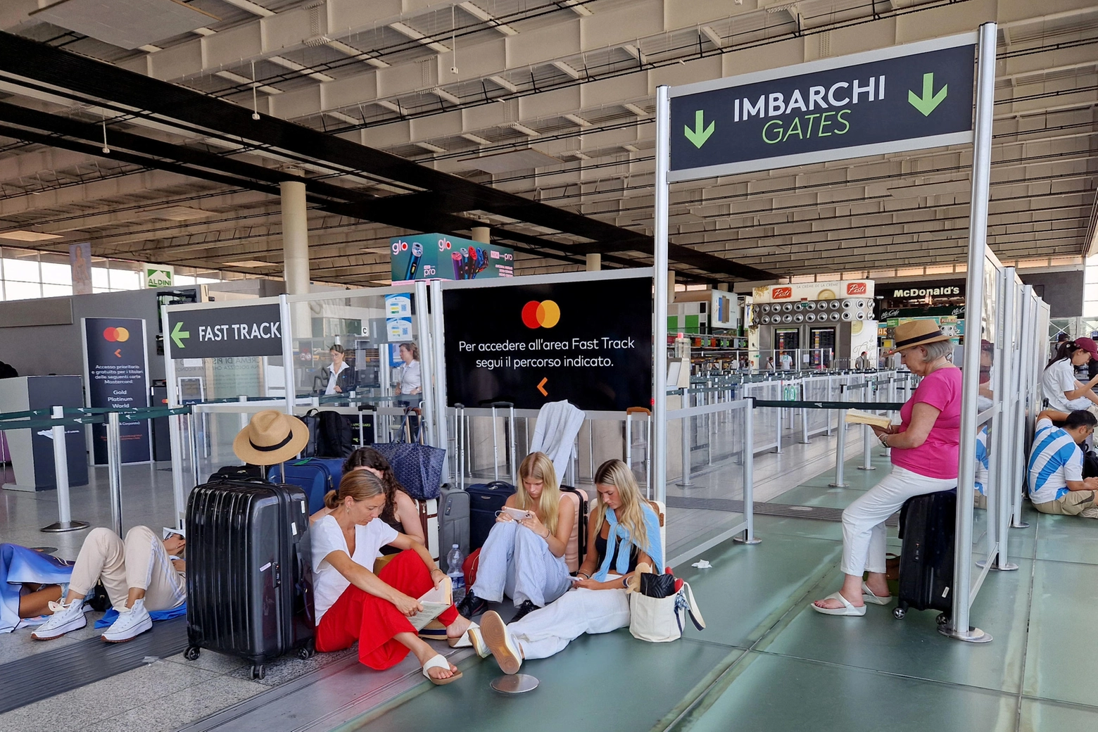 Voli cancellati a Catania, turisti in attesa all'aeroporto Vincenzo Bellini (Ansa)