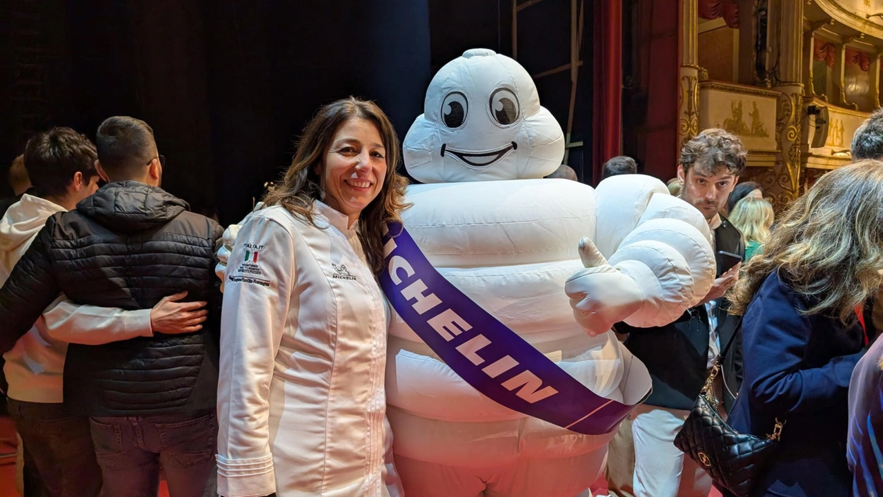 La chef Stefania Di Pasquo, di Locanda Mammì ad Agnone in provincia di Isernia, durante la cerimonia per l'assegnazione delle Stelle Michelin 2025 (Ansa)