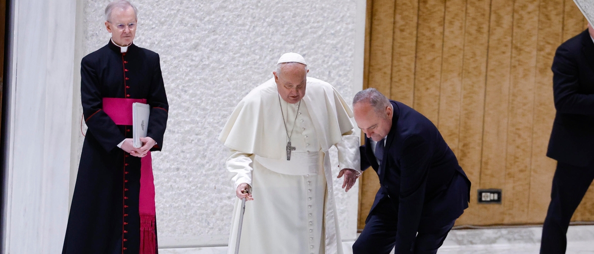 Papa Francesco rompe il bastone entrando in Aula Magna, vacilla un istante poi mantiene l’equilibrio