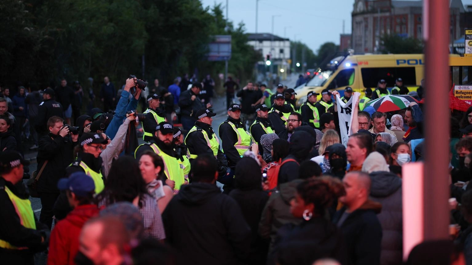 Scontri tra polizia e manifestanti in diversi raduni in Gb