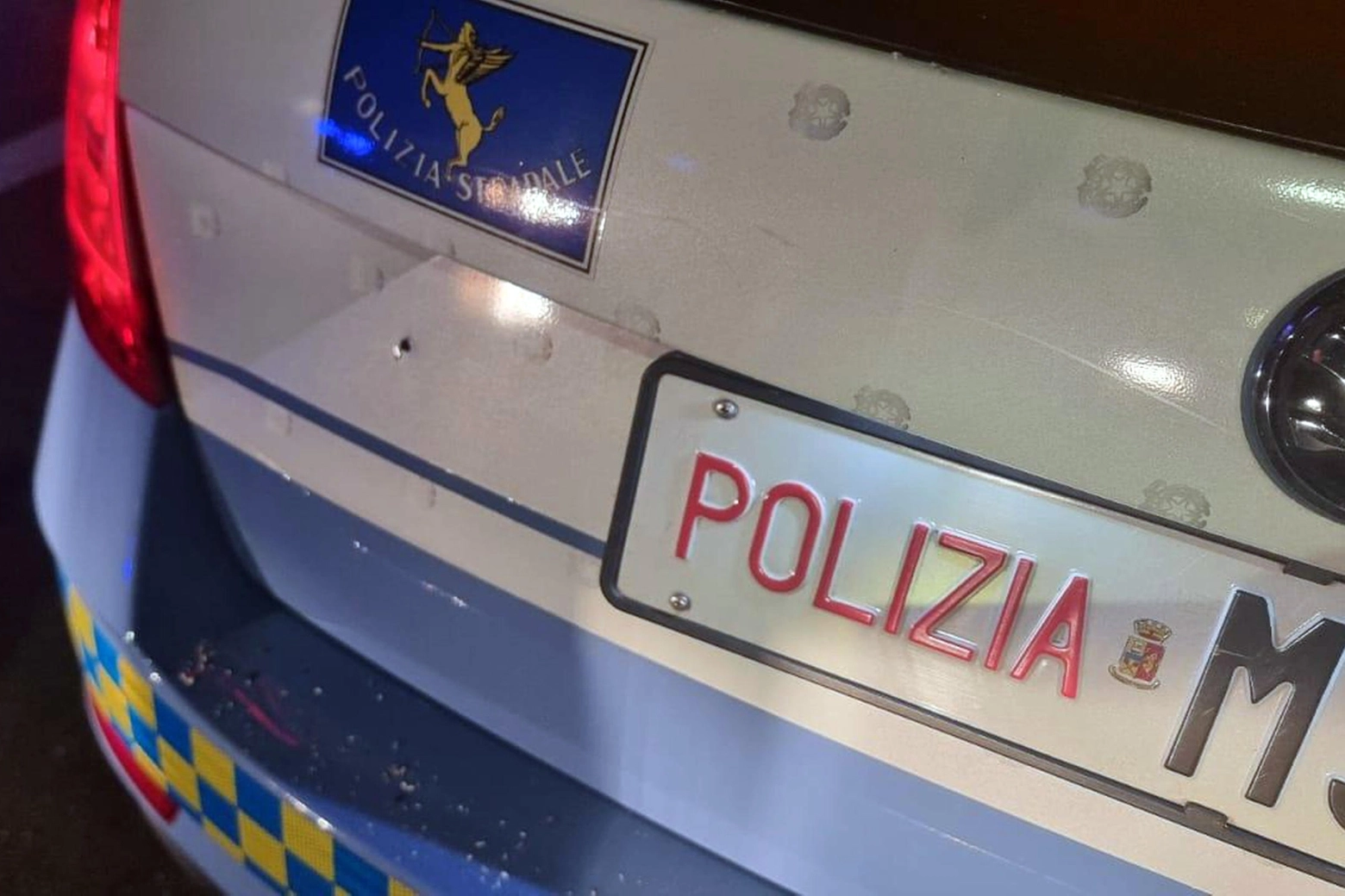 Assalto armato al caveau della Mondialpol a Sassari: l'auto della polizia crivellata di colpi